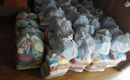 Grupo de voluntários inicia preparação de cestas para distribuir na Páscoa