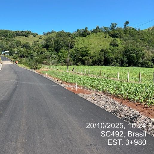 Asfalto novo avança na SC-492 e obra entra na reta final no Extremo Oeste 