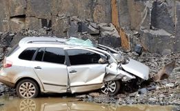 Motorista morre após veículo cair 30 metros em uma pedreira
