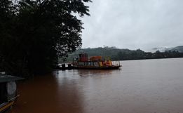 Balsa segue sem travessia do Rio Uruguai em Itapiranga