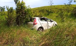 Saída de pista seguida de capotamento deixa mulher ferida em Guaraciaba