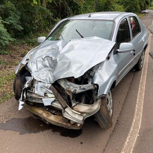 Colisão entre carro e camionete deixa feridos na BR-282