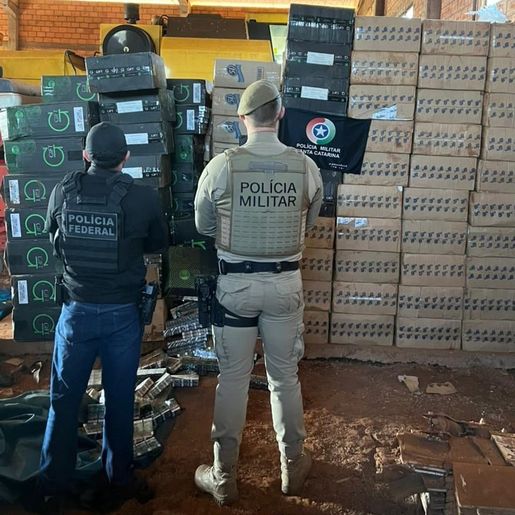 PF e PM prendem dois homens e apreendem 100 mil maços de cigarros em Dionísio Cerqueira