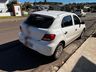 Jovem fica ferido em colisão de bicicleta contra carro estacionado em SMOeste