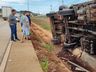 Caminhão carregado de frango sai da pista e tomba na BR-163 em São José do Cedro
