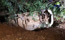 Motorista sai ileso após tombar carro em córrego