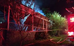 Casa fica destruída por incêndio no interior 