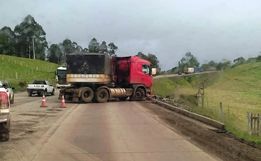 Caminhão fica atravessado e provoca lentidão no trânsito na BR-163, em São José do Cedro