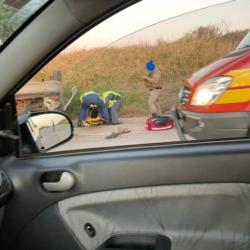 Homem esfaqueia companheira e colide contra viatura durante fuga na BR 163