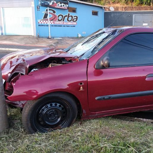 Veículo colide em poste na Willy Barth em São Miguel do Oeste