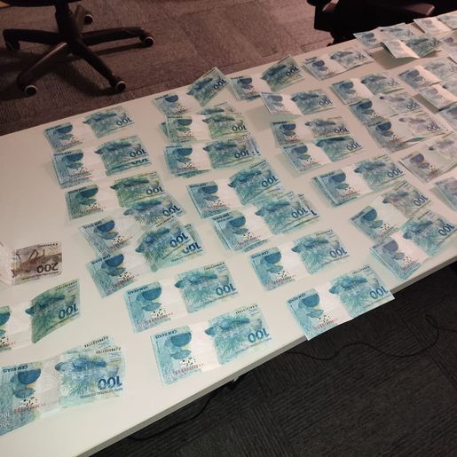 FOTOS: casal é preso com quase R$ 10 mil falsos nas roupas íntimas em SC