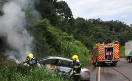 Veículo pega fogo depois de bater em barranco 