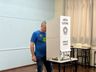 Candidato a prefeito, Edenilson Zanardi, vota na escola La Salle 