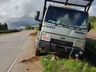 Problema mecânico faz motorista perder controle da direção de caminhão 