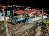VÍDEO: condutor recusa bafômetro após capotar carro e invadir residência