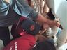 Criança fica com a cabeça presa em guarda-corpo de sacada; veja vídeo