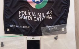 Adolescente é flagrado pela PM vendendo droga em frente sua casa em SMOeste