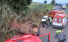 Idoso fica ferido em capotamento de veículo na BR-282 