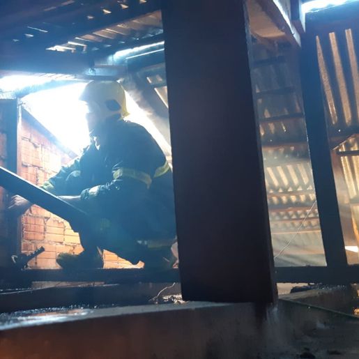 Aquecimento em cano de fogão a lenha causa princípio de incêndio em residência