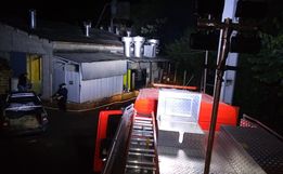 Bombeiros combatem incêndio em fábrica de móveis