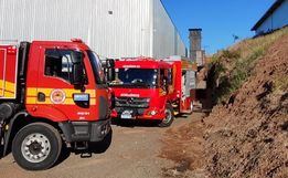 Incêndio atinge silo de papel em indústria às margens da BR-282 em Iraceminha