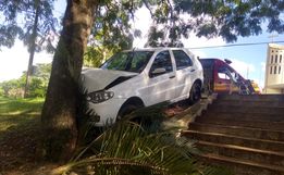 Veículo invade a Praça da Igreja Matriz em SJCedro