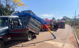 Colisão de boiadeira com estrutura metálica deixa mulher ferida em Campo Erê