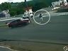Câmera flagra motorista abandonando carro após colisão em poste em SMO