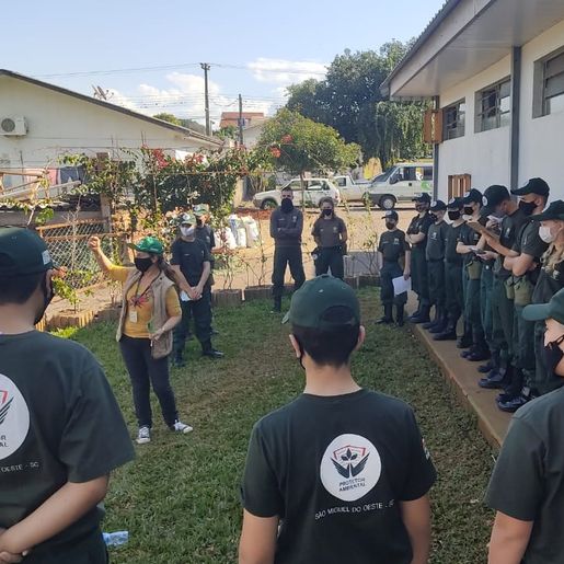 Horto Medicinal do Município recebe primeira turma para atividade prática