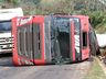 Motorista fica ferido em tombamento de carreta na PR-180 