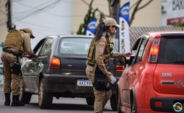 Polícia Militar realiza panfletagem em alusão a campanha “Eles por Elas”