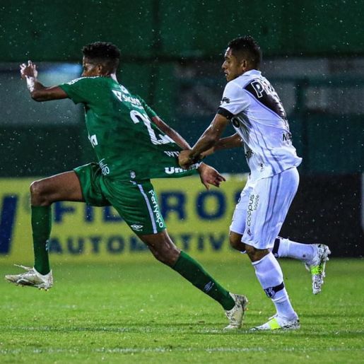 Chape vence a Ponte Preta e volta à liderança da Série B 
