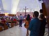 Com igreja cheia, fiéis acompanham celebração de Finados do lado de fora