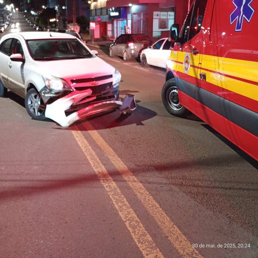 Acidente entre carro e moto deixa homem ferido em Pinhalzinho 
