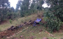 Caminhão despenca em ribanceira e rodovia é interditada por risco de explosão