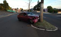 Veículo colide em poste na Willy Barth em São Miguel do Oeste