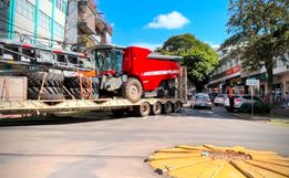 Carreta com colheitadeira bloqueia cruzamento no centro de SMO 