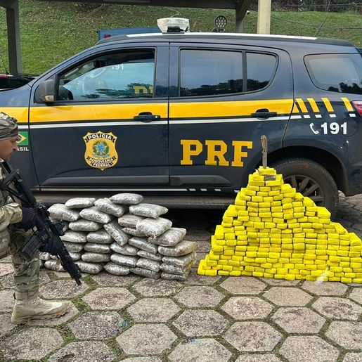 PRF apreende 195 kg de drogas e recupera carro roubado na BR-282 