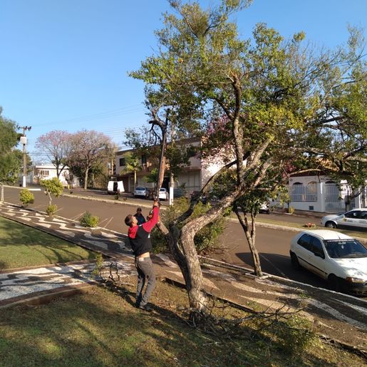 Praça recebe limpeza e melhorias na iluminação neste mês 