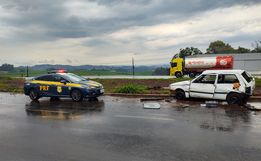 Carro de SMO capota na BR-282 e condutor abandona veículo