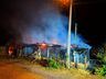 Casa fica destruída por incêndio na madrugada desta terça-feira 