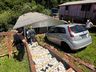 Carro invade residência e fica "entalado" em estrutura no Oeste