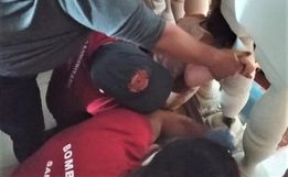 Criança fica com a cabeça presa em guarda-corpo de sacada; veja vídeo