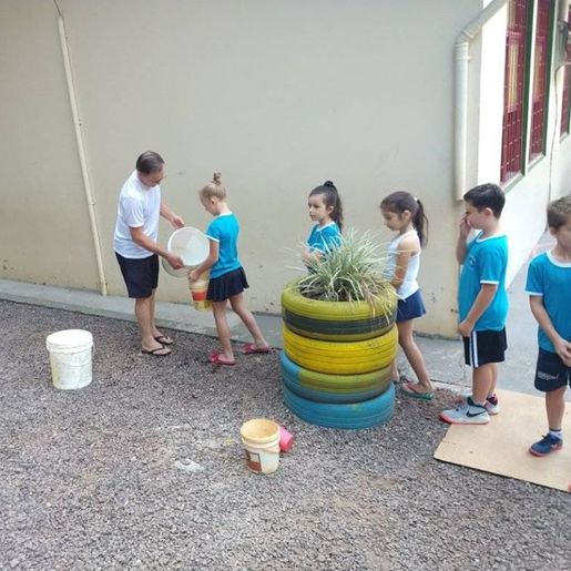 Escola de Itapiranga utiliza água dos climatizadores para trabalho com crianças  
