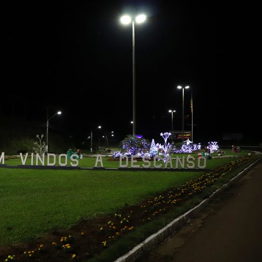 Iluminação natalina é ligada em Descanso