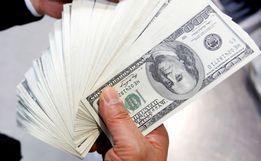 Dólar fecha com maior alta desde abril, custando R$ 5,537