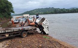 Carro é retirado da água e travessia é retomada em Itapiranga