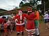 Noel do Sudoeste percorre bairros de Campo Erê entregando doces para crianças 
