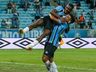 Grêmio segura pressão do Atlético e estreia com vitória por 2 a 1 no Brasileirão