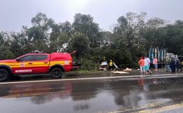  Acidente entre carro e caminhão mata três pessoas na BR-470